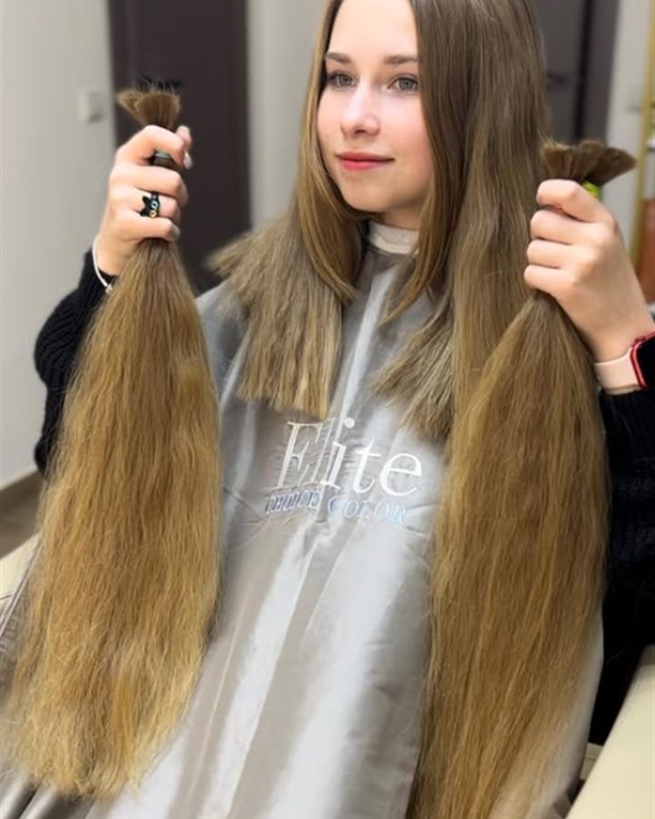 Клієнтка тримає два зрізані пасма волосся в салоні HairPrice